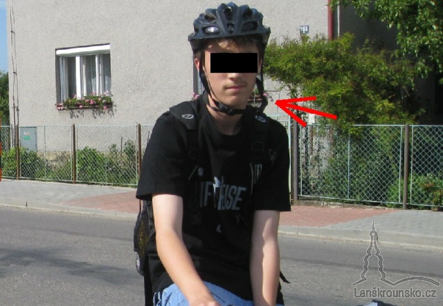 07-spatne zapnuta prilba.jpg